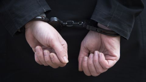 Actualmente se encuentra detenido en el centro de detención del condado de Buncombe, con una fianza establecida en $50,000 dólares.