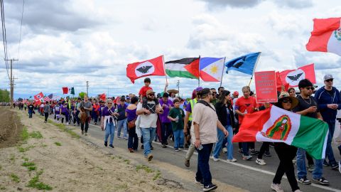 Miles de trabajadores marchan en Delano, California.