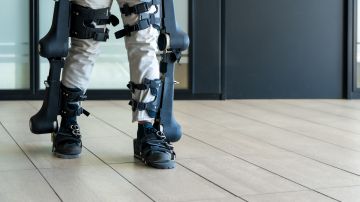 Crean el primer exoesqueleto blando pediátrico para ayudar a niños con dificultades motoras