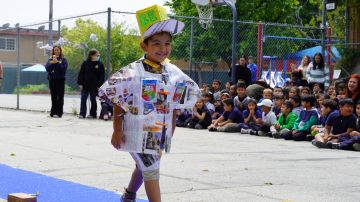 Los estudiantes desfilaron con ropa realizada con materiales reciclados.