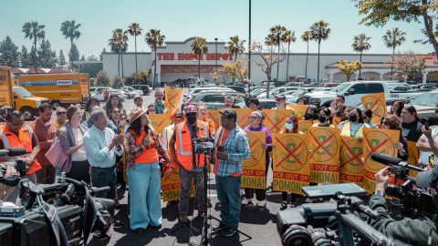 Protestan contra la redada de la Patrulla Fronteriza en Pomona.