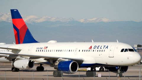 El fuego se originó en el motor del vuelo 1213 de Delta, que tenía previsto partir de Orlando con destino a Atlanta el lunes por la mañana.