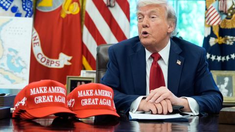 Trump anunció también un acuerdo con los fabricantes de automóviles en EE.UU. para aliviar los aranceles.