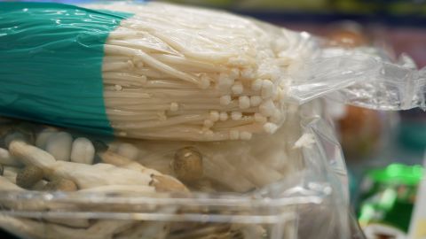 FDA anuncia el retiro del mercado de hongos enoki por posible contaminación con listeria