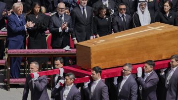 Importantes líderes del mundo congregados ante el féretro del Papa Francisco