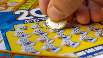 Ganador de la lotería con billete de raspadito