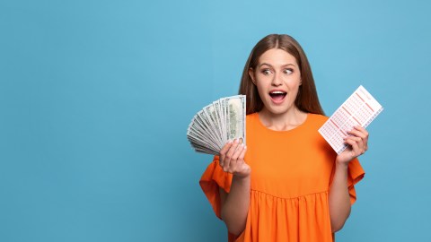 Ganadora de lotería con billete de regalo