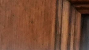 Un cartel que prohíbe la entrada de ICE o Seguridad Nacional está colocado en una puerta de una iglesia en Nueva York.