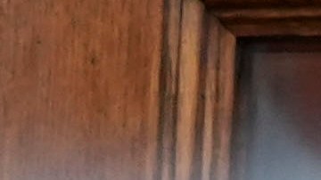 Un cartel que prohíbe la entrada de ICE o Seguridad Nacional está colocado en una puerta de una iglesia en Nueva York.