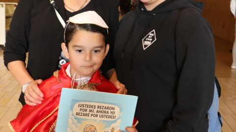 Claudia Fernández vistió a su hijo  Fabian de Jesús como el “papa Francisco”  en la misa de homenaje en la Catedral Nuestra Señora de Los Ángeles al pontífice fallecido