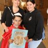 Claudia Fernández vistió a su hijo Fabian de Jesús como el “papa Francisco” en la misa de homenaje en la Catedral Nuestra Señora de Los Ángeles al pontífice fallecido