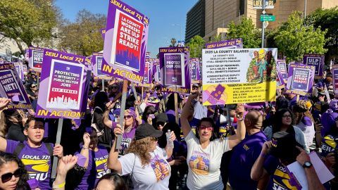 Trabajadores del condado de Los Ángeles se van a huelga por un contrato justo.