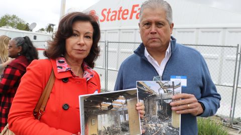 Gail Jamentz y John Espinoza muestran fotos del interior de su casa destruida por el incendio, donde el techo colapsó y exigen respuestas de State Farm.