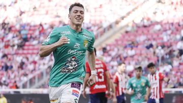 Federico Viñas celebra un gol con el León en el 2024.