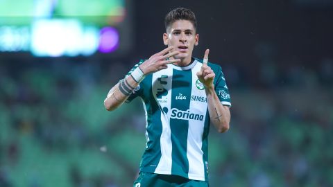 Torreón, Coahuila, 1 de septiembre de 2024. Santiago Muñóz en festejo de gol, durante el partido correspondiente a la jornada 6 de torneo Apertura 2024 de la Liga BBVA MX, entre los Guerreros de Santos Laguna y los rayos del Necaxa, celebrado en el estadio Corona. Foto: Imago7/ Erick Saavedra