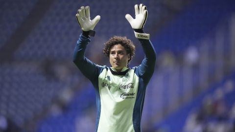 Guillermo Ochoa durante un partido con la selección de México.