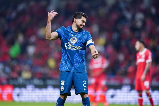 Toluca, Estado de México, 9 de noviembre de 2024. Henry Martín en lamento, durante el partido de la jornada 17 del torneo Apertura 2024 de la Liga BBVA MX, entre los Diablos Rojos del Toluca y las Águilas del América, celebrado en el estadio Nemesio Diez. Foto: Imago7/