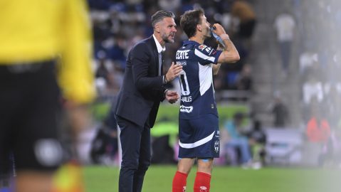 Monterrey, Nuevo León, 28 de noviembre de 2024. Martín Demichelis, Director Técnico y Sergio Canales, durante el partido de ida de los Cuartos de Final del torneo Apertura 2024 de la Liga BBVA MX, entre los Rayados del Monterrey y los Pumas de la UNAM, celebrado en el estadio BBVA. Foto: Imago7/
