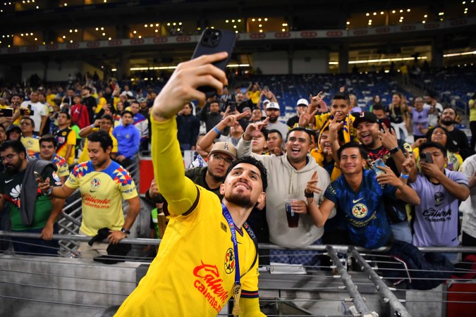 Monterrey, Nuevo León, 15 de diciembre de 2024. Diego Valdés se toma selfie con Afición, durante el partido de vuelta de la Final del torneo Apertura 2024 de la Liga BBVA MX, entre los Rayados del Monterrey y las Águilas del América, celebrado en el estadio BBVA. Foto: Imago7/