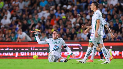 Querétaro, Querétaro, 4 de abril de 2025. James Rodríguez en reclamo, durante el partido correspondiente a la jornada 14 del torneo Clausura 2025 de la Liga BBVA MX, entre los Gallos Blancos del Querétaro y los Esmeraldas del León, realizado en el estadio La Corregidora. Foto: Imago7/ Víctor Pichardo