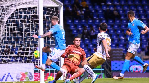 Puebla, Puebla, 5 de abril de 2025. Rodolfo Rotondi anota gol, durante el partido correspondiente a la jornada 14 del torneo Clausura 2025 de la Liga BBVA MX, entre la Máquina Celeste del Cruz Azul y los Pumas de la UNAM, realizado en el estadio Cuauhtemoc. Foto: Imago7/ Manlio Contreras