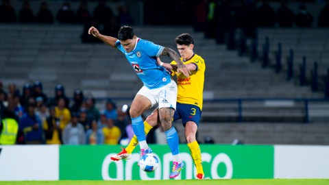 Ciudad de México, 8 de abril de 2025. Gabriel Fernández "Toro" y Israel Reyes, durante el partido de vuelta de los Cuartos de Final de la Champions Cup de la CONCACAF 2025, entre la Máquina Celeste del Cruz Azul y las Águilas del América, realizado en el estadio Olímpico Universitario. Foto: Imago7/ Diego Padilla