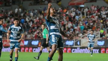 Salomón Rondón celebra un gol con Pachuca.