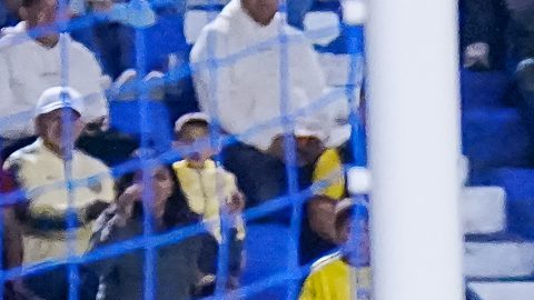 Ciudad de México, 12 de abril de 2025. Kevin Mier ataja balón, durante el partido correspondiente a la jornada 15 del torneo Clausura 2025 de la Liga BBVA MX, entre las Águilas del América y la Máquina Celeste del Cruz Azul, realizado en el Estadio Ciudad de los Deportes. Foto: Imago7 / Diego Padilla