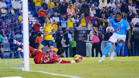 Ciudad de México, 12 de abril de 2025. Kevin Mier ataja balón, durante el partido correspondiente a la jornada 15 del torneo Clausura 2025 de la Liga BBVA MX, entre las Águilas del América y la Máquina Celeste del Cruz Azul, realizado en el Estadio Ciudad de los Deportes. Foto: Imago7 / Diego Padilla