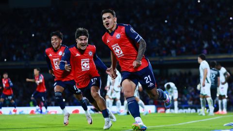 Ciudad de México, 15 de abril de 2025. Gabriel Fernández "Toro" en festejo de gol, durante el partido correspondiente a la jornada 16 del torneo Clausura 2025 de la Liga BBVA MX, entre la Máquina Celeste del Cruz Azul y los Esmeraldas del León, realizado en el Estadio Olímpico Universitario. Foto: Imago7/ Eloísa Sánchez