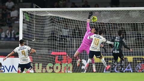 Ciudad de México, 16 de abril de 2025. Guillermo Martínez anota gol, durante el partido correspondiente a la jornada 16 del torneo Clausura 2025 de la Liga BBVA MX, entre los Pumas de la UNAM y los Guerreros de Santos Laguna, realizado en el estadio Olímpico Universitario. Foto: Imago7/Etzel Espinosa