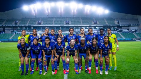 Mazatlán, Sinaloa, 17 de abril de 2025. Foto de equipo del Mazatlán femenil, durante el partido correspondiente a la jornada 17 del torneo Clausura 2025 de la Liga BBVA MX Femenil, entre las Cañoneras del Mazatlán FC y las Guerreras de Santos Laguna, realizado en el estadio El Encanto. Foto: Imago7 / Diego Padilla