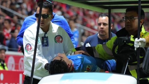 Toluca, Estado de México, 19 de abril de 2025. Luka Romero resultó lesionado, durante el partido correspondiente a la jornada 17 del torneo Clausura 2025 de la Liga BBVA MX, entre los Diablos Rojos del Toluca y la Máquina Celeste del Cruz Azul, realizado en el estadio Nemesio Diez. Foto: Imago7/