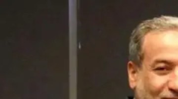 El ministro de Asuntos Exteriores de Irán, Abbas Araghchi, y el ministro de Asuntos Exteriores de Omán, Sayyid Badr Albusaidi, en Mascate, capital de Omán.