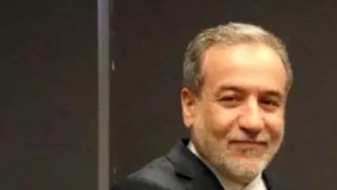 El ministro de Asuntos Exteriores de Irán, Abbas Araghchi, y el ministro de Asuntos Exteriores de Omán, Sayyid Badr Albusaidi, en Mascate, capital de Omán.