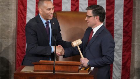 El líder de la minoría demócrata de la Cámara Hakeem Jeffries y el presidente de la Cámara, Mike Johnson.