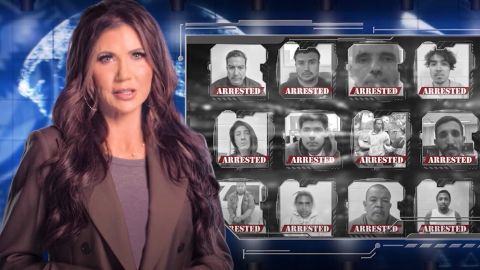 La secretaria de Seguridad Nacional, Kristi Noem, refuerza campaña contra indocumentados.