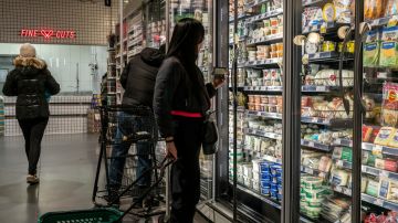 La confianza del consumidor en EE.UU. se desplomó 7,9 puntos en abril
