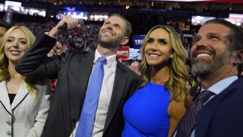 Eric, Lara y Donald Trump Jr.