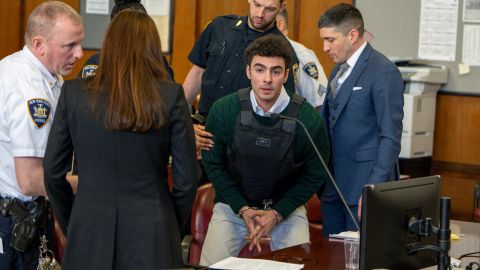 Mangione ha sido imputado también por la Fiscalía de Manhattan por un total de once cargos, entre ellos uno de asesinato en primer grado.