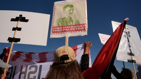Abogados de Khalil buscan su liberación inmediata argumentan que su detención viola la Primera Enmienda.