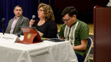 Michelle Del Rosario y su hijo William Del Rosario, derecha, que abogan para el Medi-Cal durante una presentación en Westminster.