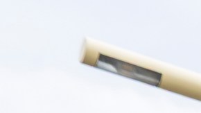 Una pasajero camina hacia el detector de armas en la estación de Metro en Norwalk.