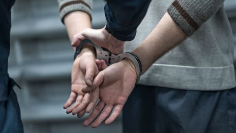 Tras su arresto, fue acusado formalmente de dispararle a su suegra y huir de las autoridades.