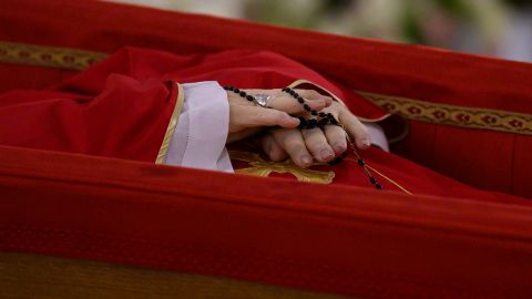 El cuerpo del papa Francisco es expuesto en su capilla privada en el Vaticano, el lunes 21 de abril de 2025. (Vatican Media vía AP, HO)