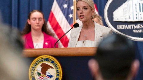 Pam Bondi insistió que el gobierno no financiará, patrocinará, promoverá, asistirá ni apoyará a los menores que busquen atención de afirmación de género.