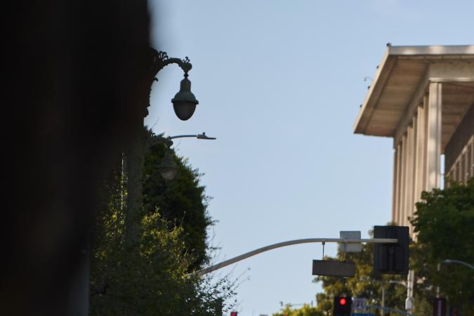 Los Angeles (United States), 06/04/2025.- People march during a protest against President Trump and his policies in Los Angeles, California, USA, 05 April 2025. Protests took place across the country against the US president on 05 April. (Protestas) EFE/EPA/ALLISON DINNER
