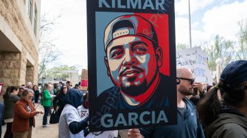 Manifestantes reclaman ante el tribunal que Kilmar Ábrego García, deportado por error a El Salvador, regrese a EE.UU.