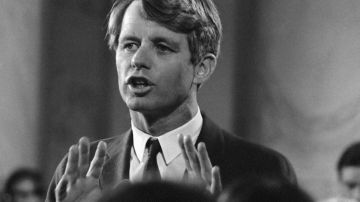 El senador Robert F. Kennedy, demócrata de Nueva York, les dice a los periodistas y a la nación que es candidato a la nominación presidencial de su partido el 16 de marzo de 1968, en Washington.