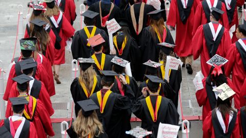 La cancelación de visas F-1 a estudiantes extranjeros interrumpe sus estudios y los amenaza con deportaciones.